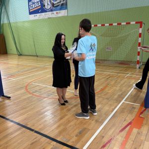 Pani Dyrektor Joanna Ozorka-Krawczyk wręcza nagrodę za 1 miejsce jednemu z laureatów wyzwania "Aktywna Wiosna". Kliknięcie na zdjęcie spowoduje jego powiększenie do rozmiaru oryginalnego.
