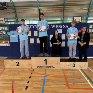 Laureaci miejsc 1-3 w kategorii chłopcy kl. 7-8 na podium w wyzwaniu sportowym "Aktywna Wiosna". Kliknięcie na zdjęcie spowoduje jego powiększenie do rozmiaru oryginalnego.