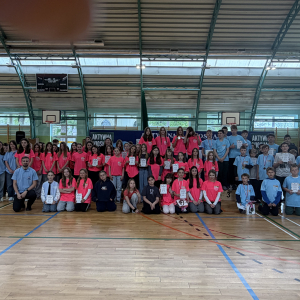 Laureaci, wyróżnieniu oraz uczestnicy wyzwania sportowego "Aktywna Wiosna" z panią Dyrektor Joanną Ozorką-Krawczyk, panią Beatą Nosek, panią Katarzyną Biedrońską i panem Robertem Dzieniem. Kliknięcie na zdjęcie spowoduje jego powiększenie do rozmiaru oryginalnego.