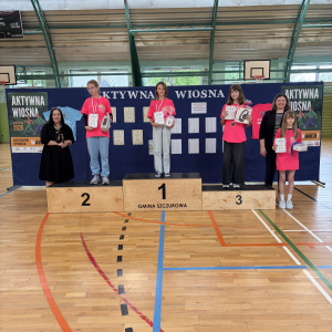 Laureatki miejsc 1-3 w kategorii dziewczęta kl. 4-6 na podium oraz osoba wyróżniona w wyzwaniu sportowym "Aktywna Wiosna". Kliknięcie na zdjęcie spowoduje jego powiększenie do rozmiaru oryginalnego.