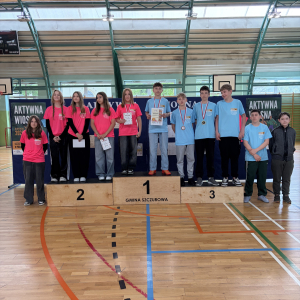 Laureatki i laureaci wyzwania "Aktywna wiosna" z kl. 7-8 na podium wraz z kolegami i koleżankami. Kliknięcie na zdjęcie spowoduje jego powiększenie do rozmiaru oryginalnego.