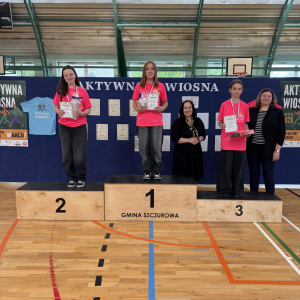 Laureatki miejsc 1-3 w kategorii dziewczęta kl. 7-8 na podium biorące udział w wyzwaniu sportowym "Aktywna Wiosna". Kliknięcie na zdjęcie spowoduje jego powiększenie do rozmiaru oryginalnego.