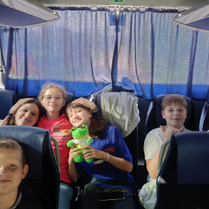 Dzieci w autobusie podczas wycieczki. Kliknięcie na zdjęcie spowoduje jego powiększenie do rozmiaru oryginalnego.