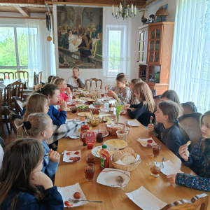 Uczestnicy wycieczki jedzą posiłek w Zagrodzie Edukacyjnej "Pszczółki" w Niezwojowicach. Kliknięcie na zdjęcie spowoduje jego powiększenie do rozmiaru oryginalnego.