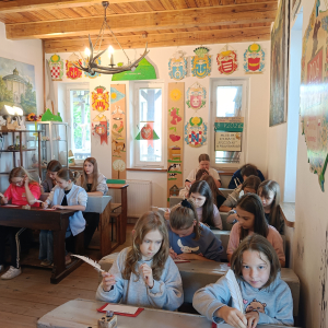 Dzieci w trakcie zajęć edukacyjnych w gospodarstwie agroturystycznym. Kliknięcie na zdjęcie spowoduje jego powiększenie do rozmiaru oryginalnego.