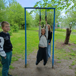 Jedna z uczestniczek wycieczki do Zagrody Edukacyjnej "Pszczółki" w trakcie ćwiczeń na świeżym powietrzu. Kliknięcie na zdjęcie spowoduje jego powiększenie do rozmiaru oryginalnego.