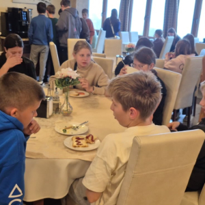 Uczniowie klas 6 i 7 w restauracji w czasie obiadu. Kliknięcie na zdjęcie spowoduje jego powiększenie do rozmiaru oryginalnego.