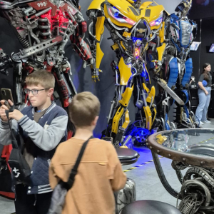 Uczniowie w Fabryce Robotów w Mosznej. Kliknięcie na zdjęcie spowoduje jego powiększenie do rozmiaru oryginalnego.