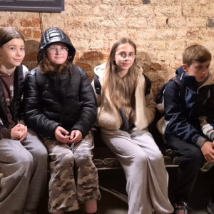 Grupka uczniów we wnętrzu Twierdzy Srebrna Góra. Kliknięcie na zdjęcie spowoduje jego powiększenie do rozmiaru oryginalnego.