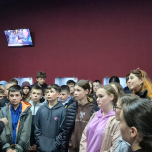 Młodzież wraz z nauczycielami w muzeum. Kliknięcie na zdjęcie spowoduje jego powiększenie do rozmiaru oryginalnego.