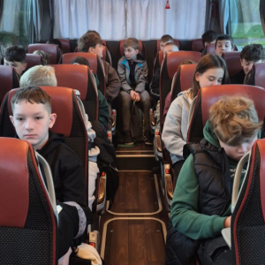 Uczniowie w autobusie podczas wycieczki. Kliknięcie na zdjęcie spowoduje jego powiększenie do rozmiaru oryginalnego.