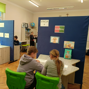 Dzieci pracują przy matematycznych stacjach zadaniowych w trakcie lekcji otwartej. Kliknięcie na zdjęcie spowoduje jego powiększenie do rozmiaru oryginalnego.