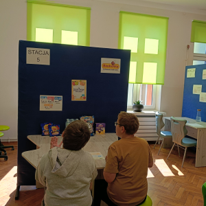 Uczniowie klasy 5 a w trakcie rozwiązywania zadań matematycznych na lekcji otwartej. Kliknięcie na zdjęcie spowoduje jego powiększenie do rozmiaru oryginalnego.