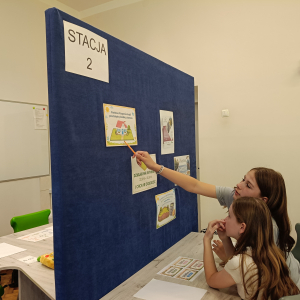 Uczennice w trakcie matematycznych zmagań na lekcji otwartej. Kliknięcie na zdjęcie spowoduje jego powiększenie do rozmiaru oryginalnego.