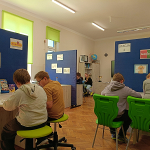 Uczniowie klasy 5 a siedzą przy poszczególnych stacjach i rozwiązują zadania z zakresu ułamków dziesiętnych. Kliknięcie na zdjęcie spowoduje jego powiększenie do rozmiaru oryginalnego.