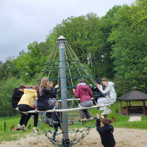 Siódmoklasiści bawią się na polu. Kliknięcie na zdjęcie spowoduje jego powiększenie do rozmiaru oryginalnego.