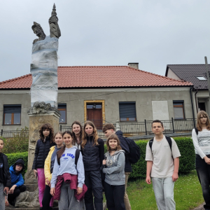 Siódmoklasiści na rynku w Lipnicy Murowanej. Kliknięcie na zdjęcie spowoduje jego powiększenie do rozmiaru oryginalnego.