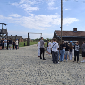 Grupka młodzieży przy jednym z baraków w Nazistowskim Obozie Zagłady w Oświęcimiu. Kliknięcie na zdjęcie spowoduje jego powiększenie do rozmiaru oryginalnego.