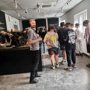 Nauczyciele i uczniowie w trakcie zwiedzania ekspozycji w Nazistowskim Obozie Zagłady w Oświęcimiu. Kliknięcie na zdjęcie spowoduje jego powiększenie do rozmiaru oryginalnego.