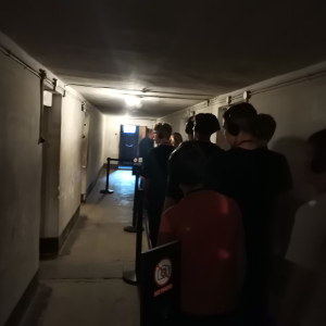 Uczniowie klas 8 w korytarzu jednego z budynków Obozu Auschwitz. Kliknięcie na zdjęcie spowoduje jego powiększenie do rozmiaru oryginalnego.