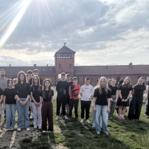 Uczniowie z klasy 8 a i 8 b przed jednym z budynków znajdujących się na ternie Nazistowskiego Obozu Zagłady w Oświęcimiu. Kliknięcie na zdjęcie spowoduje jego powiększenie do rozmiaru oryginalnego.