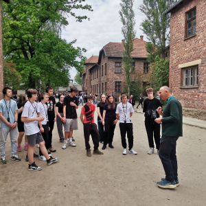 Zwiedzanie terenu Nazistowskiego Obozu Zagłady w Oświęcimiu przez nauczycieli i uczniów klas 8. Kliknięcie na zdjęcie spowoduje jego powiększenie do rozmiaru oryginalnego.