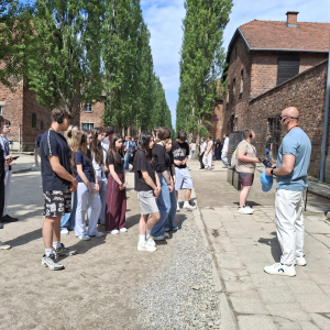 Młodzież słucha przewodnika opowiadającego o tragedii więźniów Nazistowskiego Obozu Zagłady w Oświęcimiu. Kliknięcie na zdjęcie spowoduje jego powiększenie do rozmiaru oryginalnego.