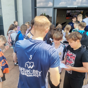 Piłkarze Bruk-Bet Temalica Nieciecza w trakcie rozdawania autografów uczniom naszej szkoły. Kliknięcie na zdjęcie spowoduje jego powiększenie do rozmiaru oryginalnego.