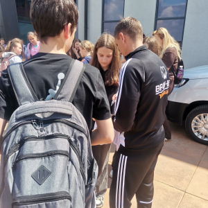 Młodzież w trakcie otrzymywania autografów od piłkarzy drużyny Bruk-Bet Termalica Nieciecza. Kliknięcie na zdjęcie spowoduje jego powiększenie do rozmiaru oryginalnego.