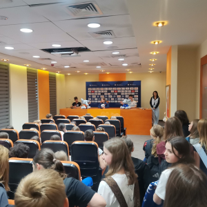 Nauczyciele i uczniowie w sali konferencyjnej drużyny piłki nożnej Bruk-Bet Termalica Nieciecza. Kliknięcie na zdjęcie spowoduje jego powiększenie do rozmiaru oryginalnego.