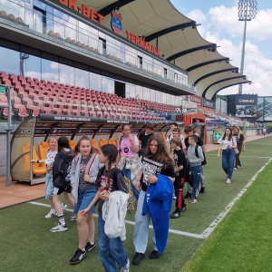 Uczniowie na murawie stadionu Bruk-Bet Termalica Nieciecza. Kliknięcie na zdjęcie spowoduje jego powiększenie do rozmiaru oryginalnego.