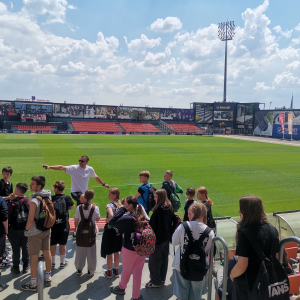 Uczniowie zwiedzają stadion Bruk-Bet Termalica Nieciecza. Kliknięcie na zdjęcie spowoduje jego powiększenie do rozmiaru oryginalnego.