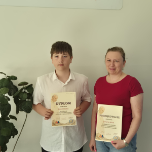 Laureat Konkursu o Janie Pawle II z panią Justyną Solak: nauczycielką informatyki. Kliknięcie na zdjęcie spowoduje jego powiększenie do rozmiaru oryginalnego.