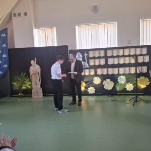Paweł Siudut odbiera nagrodę z rąk organizatora konkursu o Janie Pawle II. Kliknięcie na zdjęcie spowoduje jego powiększenie do rozmiaru oryginalnego.