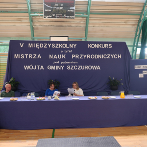 Komisja konkursowa, w tle dekoracja. Kliknięcie na zdjęcie spowoduje jego powiększenie do rozmiaru oryginalnego.