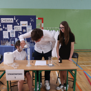 Reprezentacja naszej szkoły wykonuje doświadczenia chemiczne. Kliknięcie na zdjęcie spowoduje jego powiększenie do rozmiaru oryginalnego.