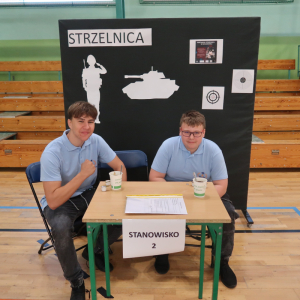 Uczniowie klasy 8 b asystujący przy realizacji zadań związanych ze szkolną strzelnicą. Kliknięcie na zdjęcie spowoduje jego powiększenie do rozmiaru oryginalnego.