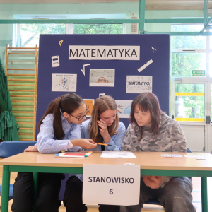 Grupka uczennic w trakcie rozwiązywania zadań konkursowych z matematyki. Kliknięcie na zdjęcie spowoduje jego powiększenie do rozmiaru oryginalnego.