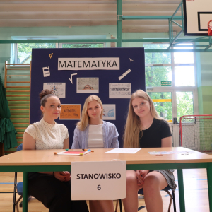 Grupka dziewczynek przy konkursowej sztaludze dotyczącej matematyki. Kliknięcie na zdjęcie spowoduje jego powiększenie do rozmiaru oryginalnego.