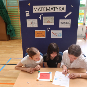 Reprezentacja z jednej ze szkół mierzy się z zadaniami z matematyki. Kliknięcie na zdjęcie spowoduje jego powiększenie do rozmiaru oryginalnego.
