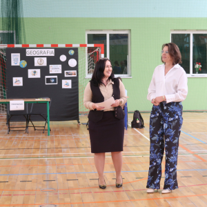 Pani Dyrektor Joanna Ozorka-Krawczyk wraz z gościem przygotowuje się do wręczenia nagród konkursowych. Kliknięcie na zdjęcie spowoduje jego powiększenie do rozmiaru oryginalnego.