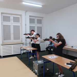 Uczestnicy konkursu na szkolnej strzelnicy. Kliknięcie na zdjęcie spowoduje jego powiększenie do rozmiaru oryginalnego.