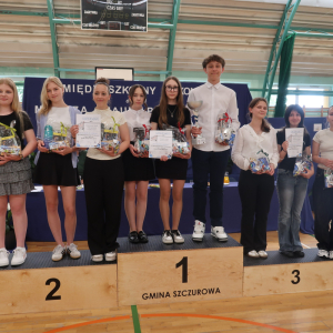 Laureaci konkursu na podium. Kliknięcie na zdjęcie spowoduje jego powiększenie do rozmiaru oryginalnego.