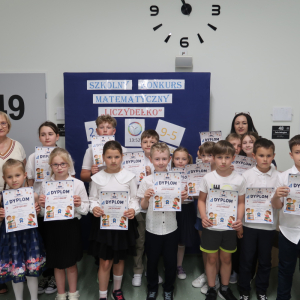 Pani Dyrektor Joanna Ozorka-Krawczyk, panie Iwona Czesaki i Gabriela Marek z laureatami kl. 1-3 oraz osobami wyróżnionymi w Konkursie Matematycznym "Liczydełko". Kliknięcie na zdjęcie spowoduje jego powiększenie do rozmiaru oryginalnego.