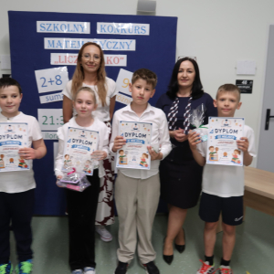 Pani Dyrektor Joanna Ozorka-Krawczyk i pani Gabriela Marka z laureatami Konkursu Matematycznego "Liczydełko" z klas 3. Kliknięcie na zdjęcie spowodowuje jego powiększenie do rozmiaru oryginalnego.