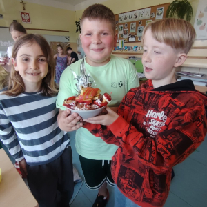 Uczniowie klasy 3 z owocową figurą przygotowaną na zakończenie projektu zdrowotnego. Kliknięcie na zdjęcie spowoduje jego powiększenie do rozmiaru oryginalnego.