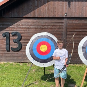 Uczeń klasy 7 b z łukiem. Kliknięcie na zdjęcie spowoduje jego powiększenie do rozmiaru oryginalnego.