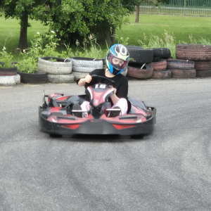 Jedno z dzieci jeździ na gokartach. Kliknięcie na zdjęcie spowoduje jego powiększenie do rozmiaru oryginalnego.