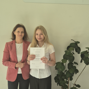 Finalistka Małopolskiego Konkursu Języka Polskiego Aleksandra Tracz z nauczycielką języka polskiego panią Dorotą Bieniek-Przepiórką. Kliknięcie na zdjęcie spowoduje jego powiększenie do rozmiaru oryginalnego. 