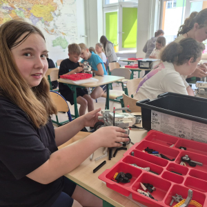 Dziewczynka w trakcie zabawy z klockami Lego. Kliknięcie na zdjęcie spowoduje jego powiększenie do rozmiaru oryginalnego.